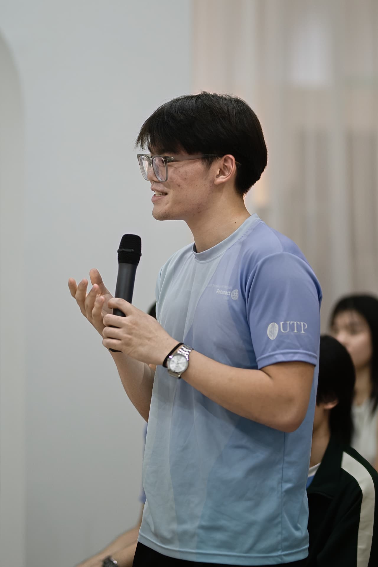 Jordan from the Rotaract Club of Universiti Teknologi PETRONAS asking a question during the art talk