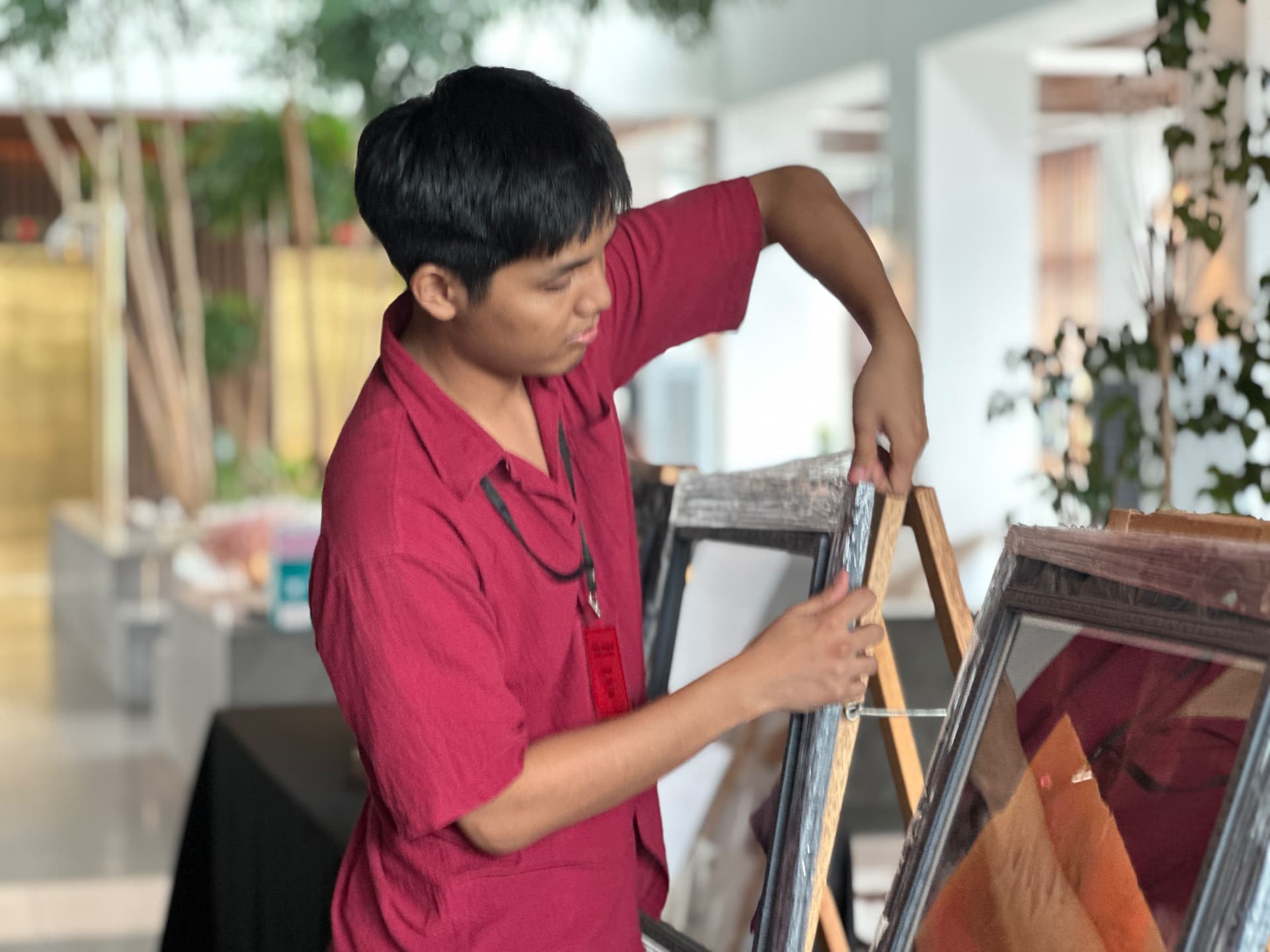 Adjusting the frame and easel while arranging the artworks
