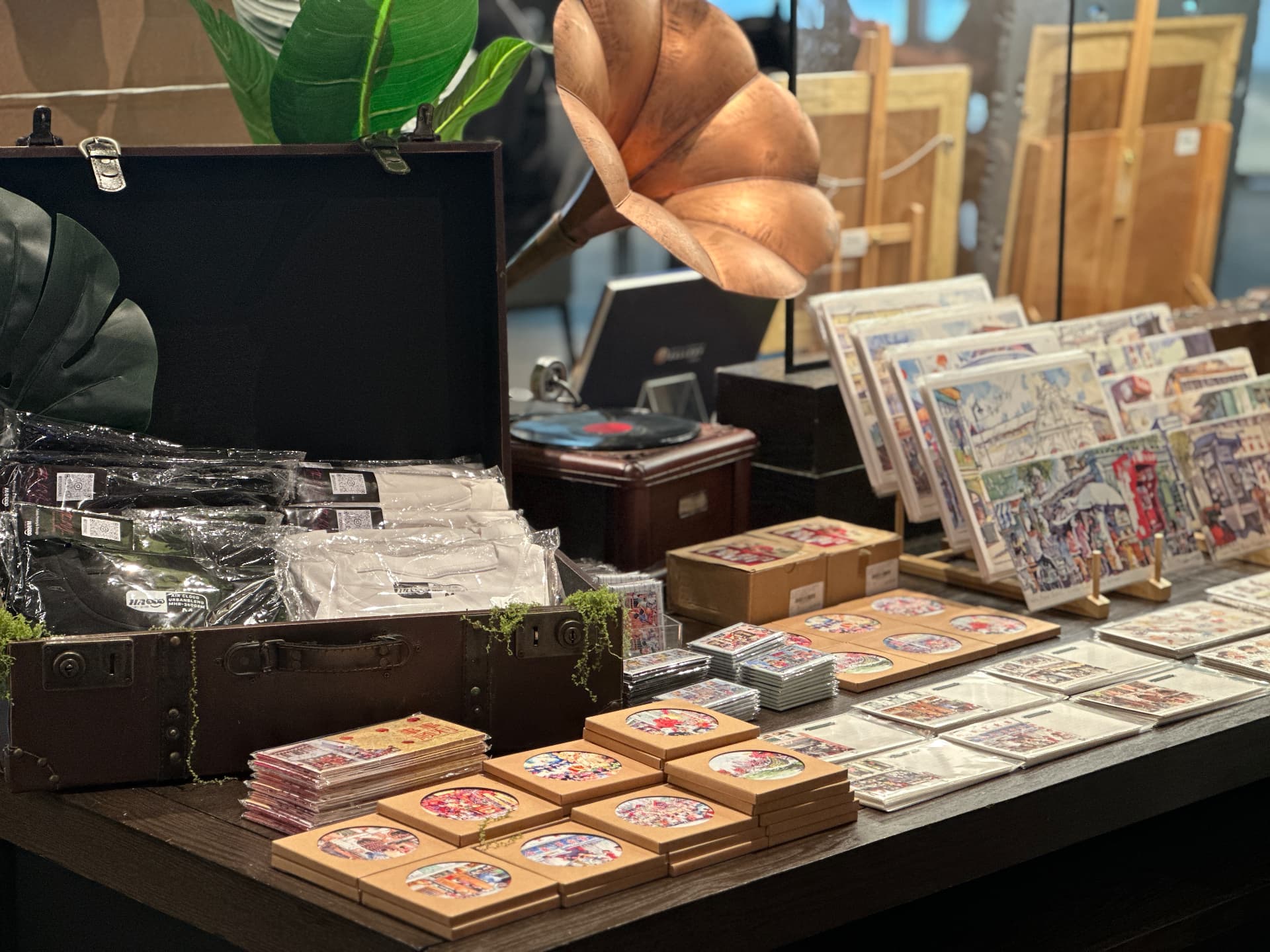 Retro suitcase, gramophone and art merchandise