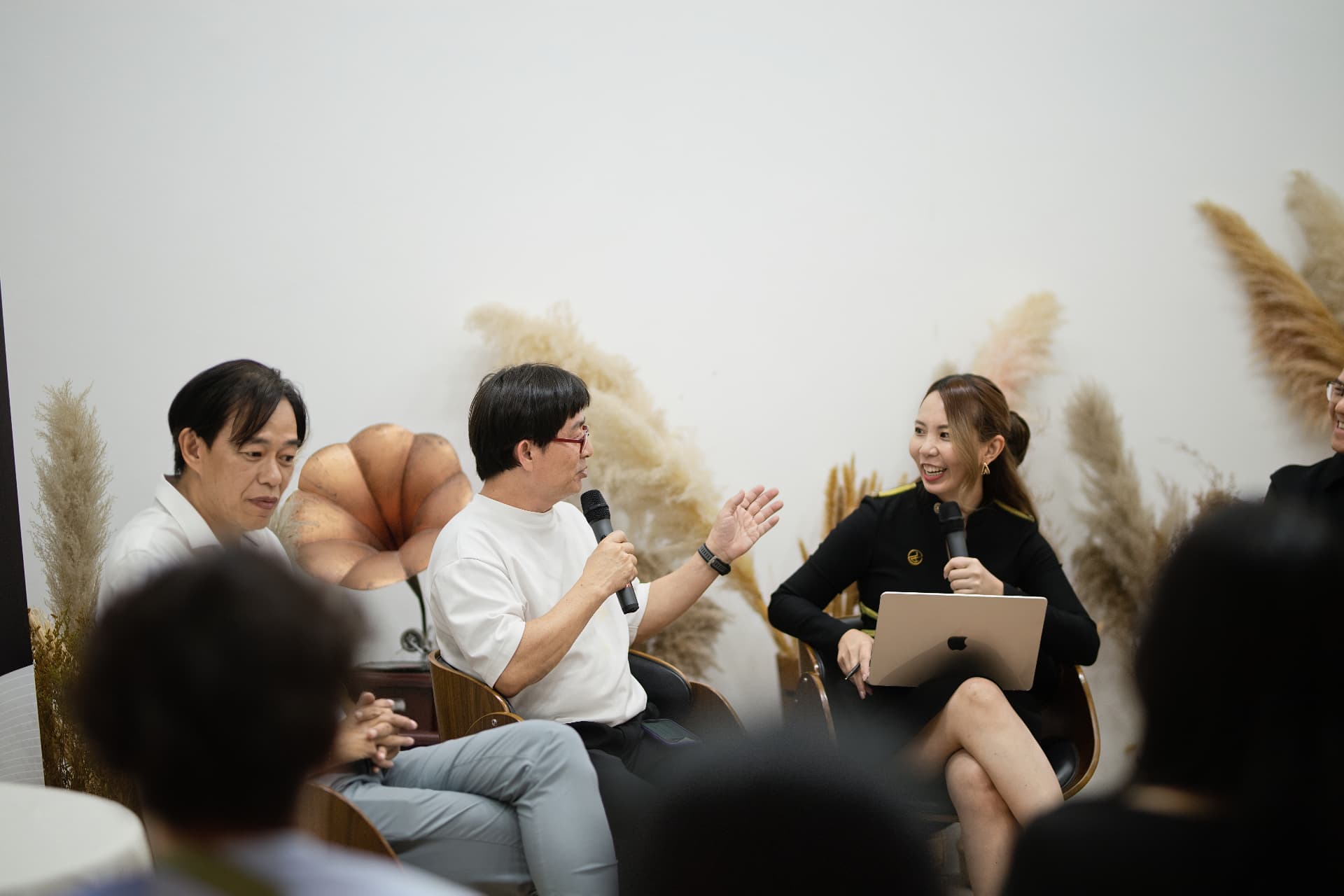 Yeo Eng Peng speaking while Dabby Wong moderates the ART LIVING FUTURE conversation